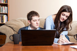 Zwei Studenten sitzen am Computer und lernen